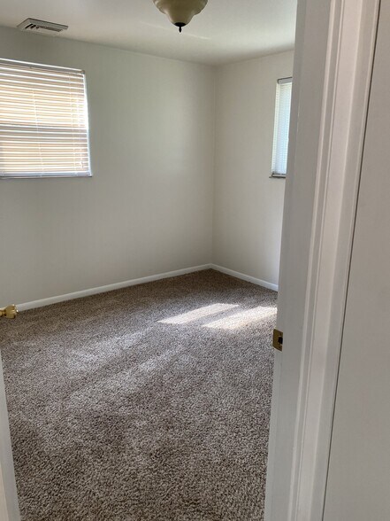 Building Photo - 4947 Charlemar Dr