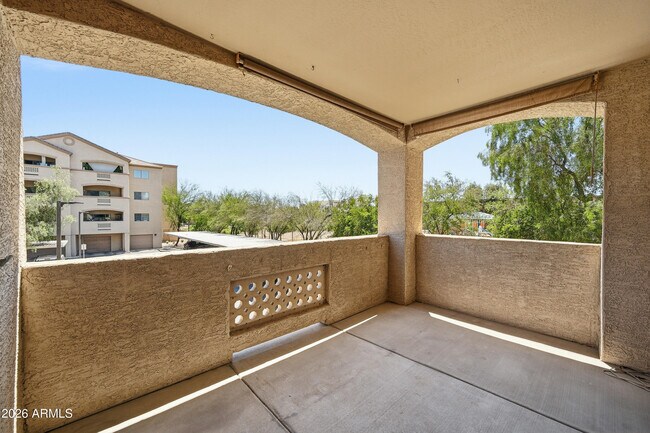 Building Photo - 920 E Devonshire Ave