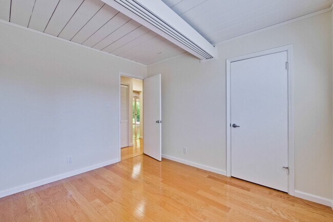 Building Photo - Mountain View Home l Spacious Open Layout Bright and Private Yard