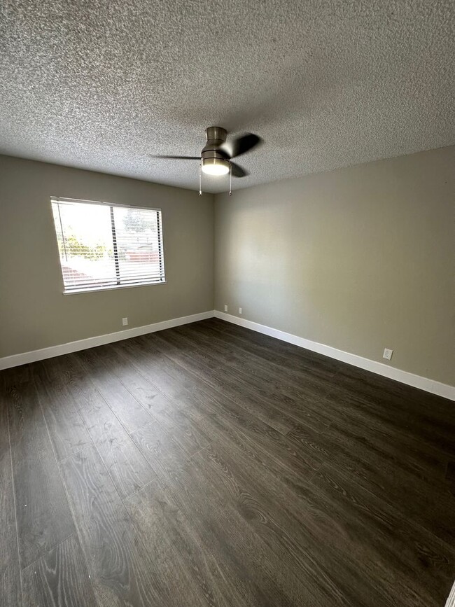 Building Photo - Updates 2 Bedroom Condo! Water+Garbage inc...