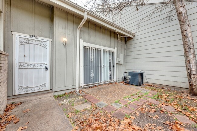 Building Photo - 12926 Greenway Chase Ct