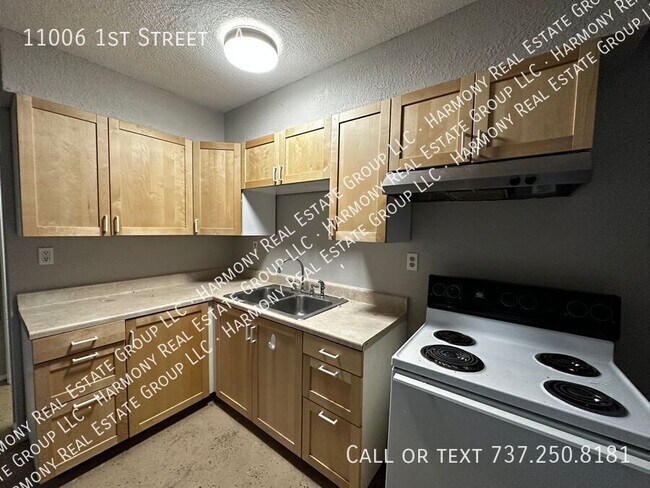 Building Photo - 11006 1st St