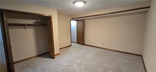 Building Photo - 303 Cacique Ct