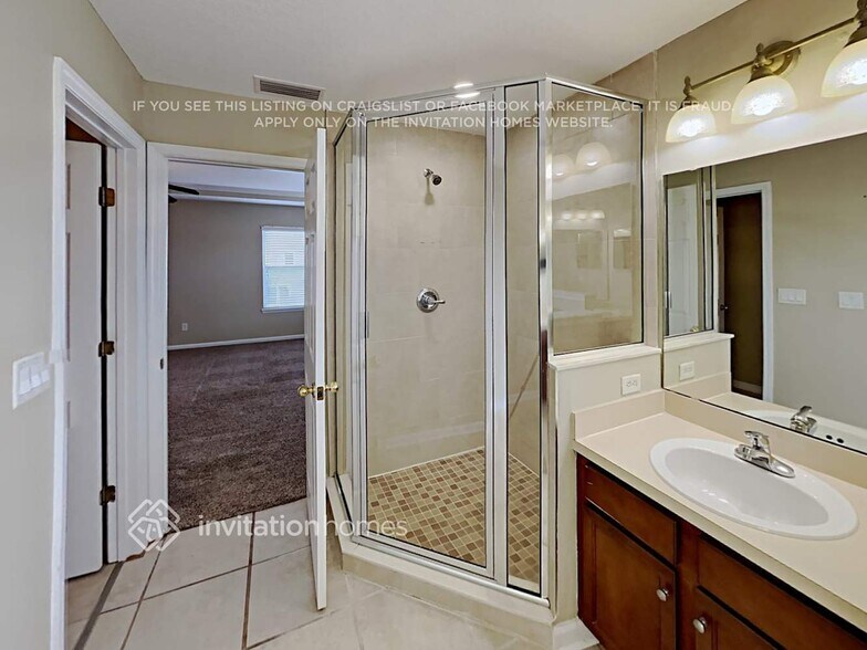 Building Photo - 921 Las Navas Pl