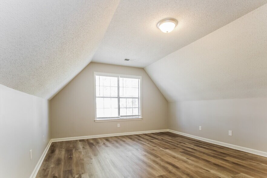 Building Photo - 7885 Meadow Ridge Ln