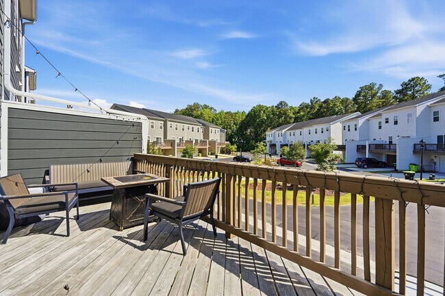 Building Photo - BEAUTIFUL TOWNHOME IN A GREAT AMENTIES!