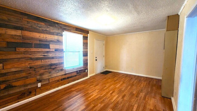 Building Photo - 2 Bed 1 Bath 1 Car  Detached Garage in Chesser Addn Midwest City