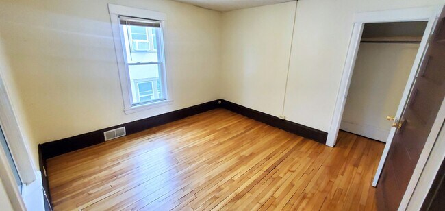 Building Photo - Great 2 Bedroom Unit in Northeast! -- Heat...