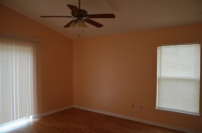 Building Photo - Cute 3/2 House with Laminate Flooring and 1-Car Garage (SE Orlando)