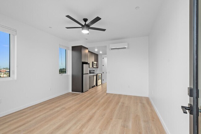 Building Photo - COMING SOON!!  Beautiful 1 bed 1 bath apar...