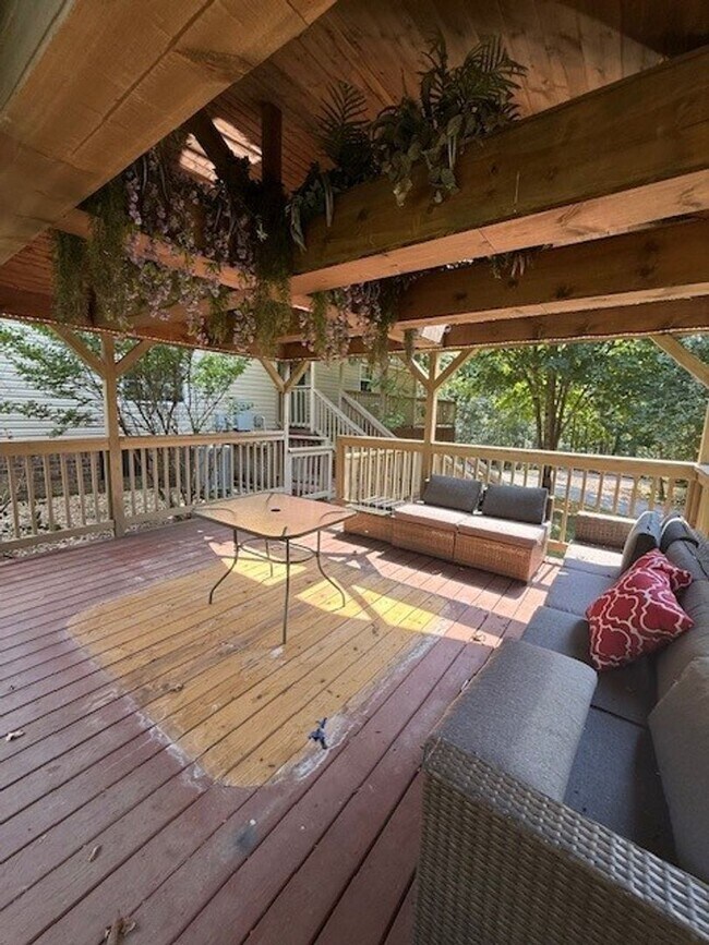 Building Photo - Available Now Spacious 3 Bedroom Home on P...