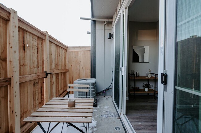 Building Photo - Gorgeous Townhome near Edgewater!