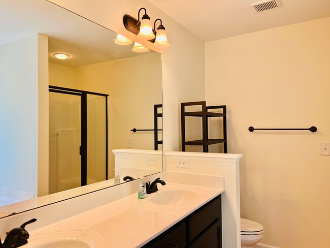 Building Photo - Sellhorn Heights Beauty, 4BR/2.5BA, Fenced...