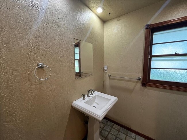 Building Photo - 511 Fleetwood Dr