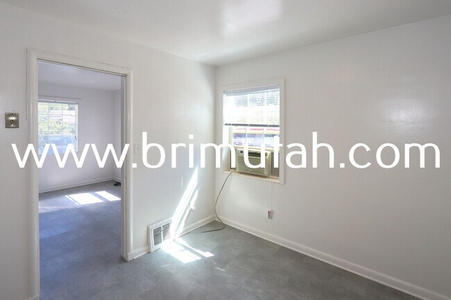 Building Photo - 950 E Millcreek Way