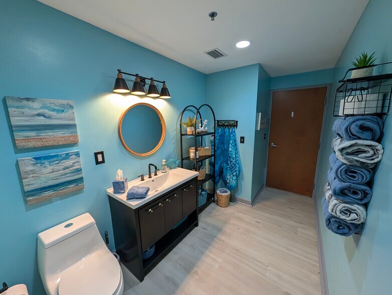 Building Photo - 401 W Shoreline Dr
