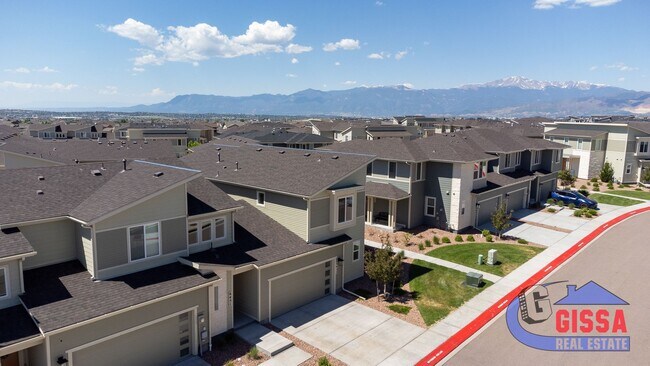 Building Photo - Beautiful, modern townhouse with primary b...