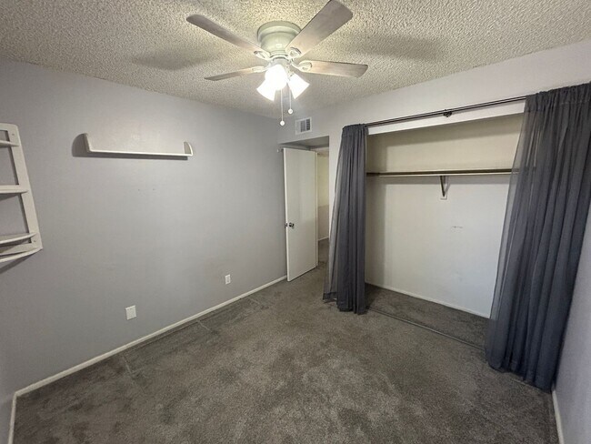 Building Photo - 4501 W Continental Dr