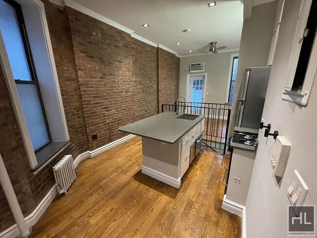 Building Photo - 246 Mott St