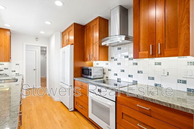 Building Photo - 1099 Larch Ave