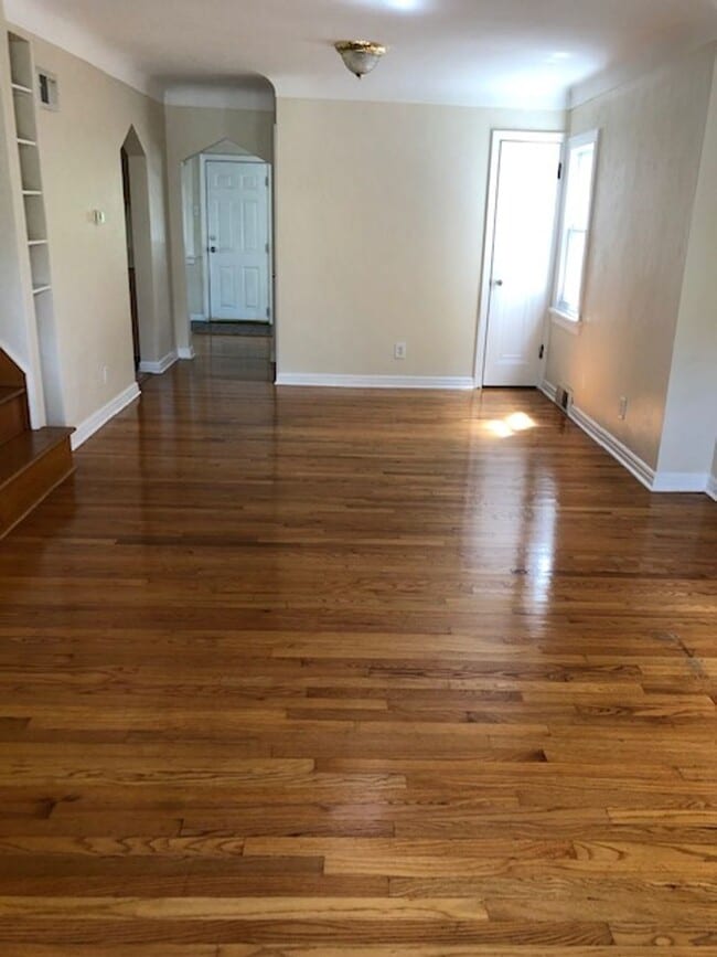 Building Photo - 2 Story, 3+ Bed, 2 Full Baths, Home with G...