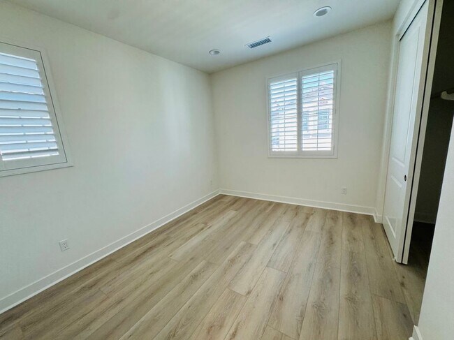 Building Photo - 8631 Mission Villa Dr