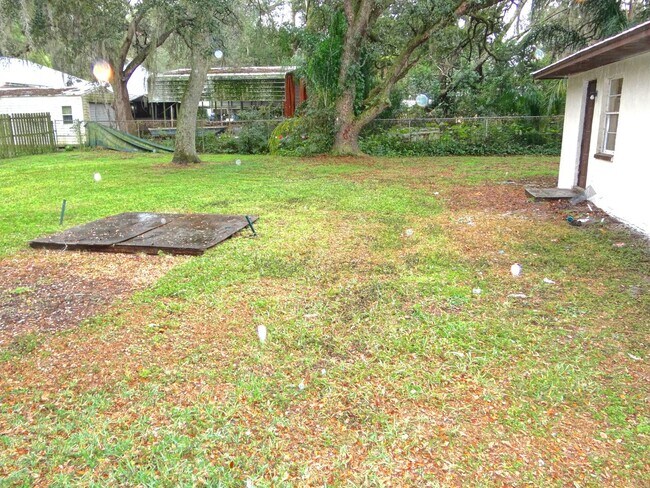 Building Photo - Rent is 1/2 price 1st month - 2 bed & 1 bath