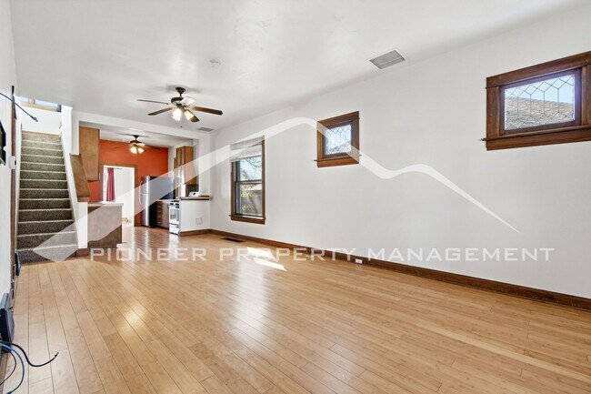 Building Photo - Beautiful Home with Fenced Yard and Washer/Dryer