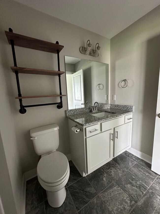 Building Photo - Spacious unit in English Commons! Close to...