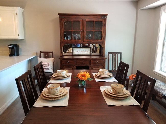 Building Photo - 2000 Ridgewood Dr