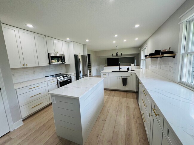 Building Photo - 5800 Ponderosa Dr