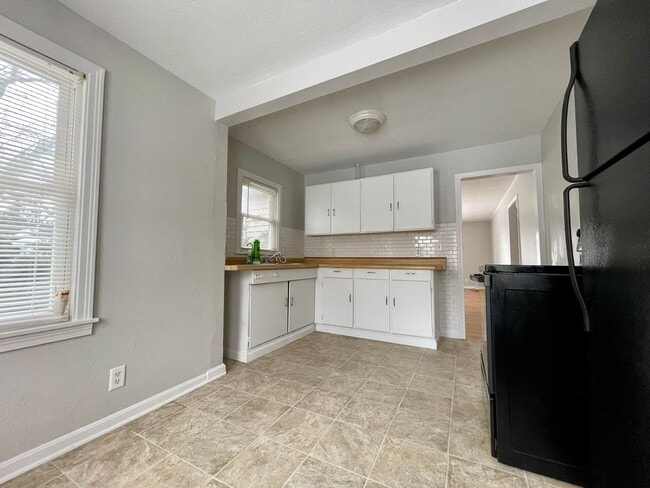 Building Photo - Cute 2 Bedroom Bungalow