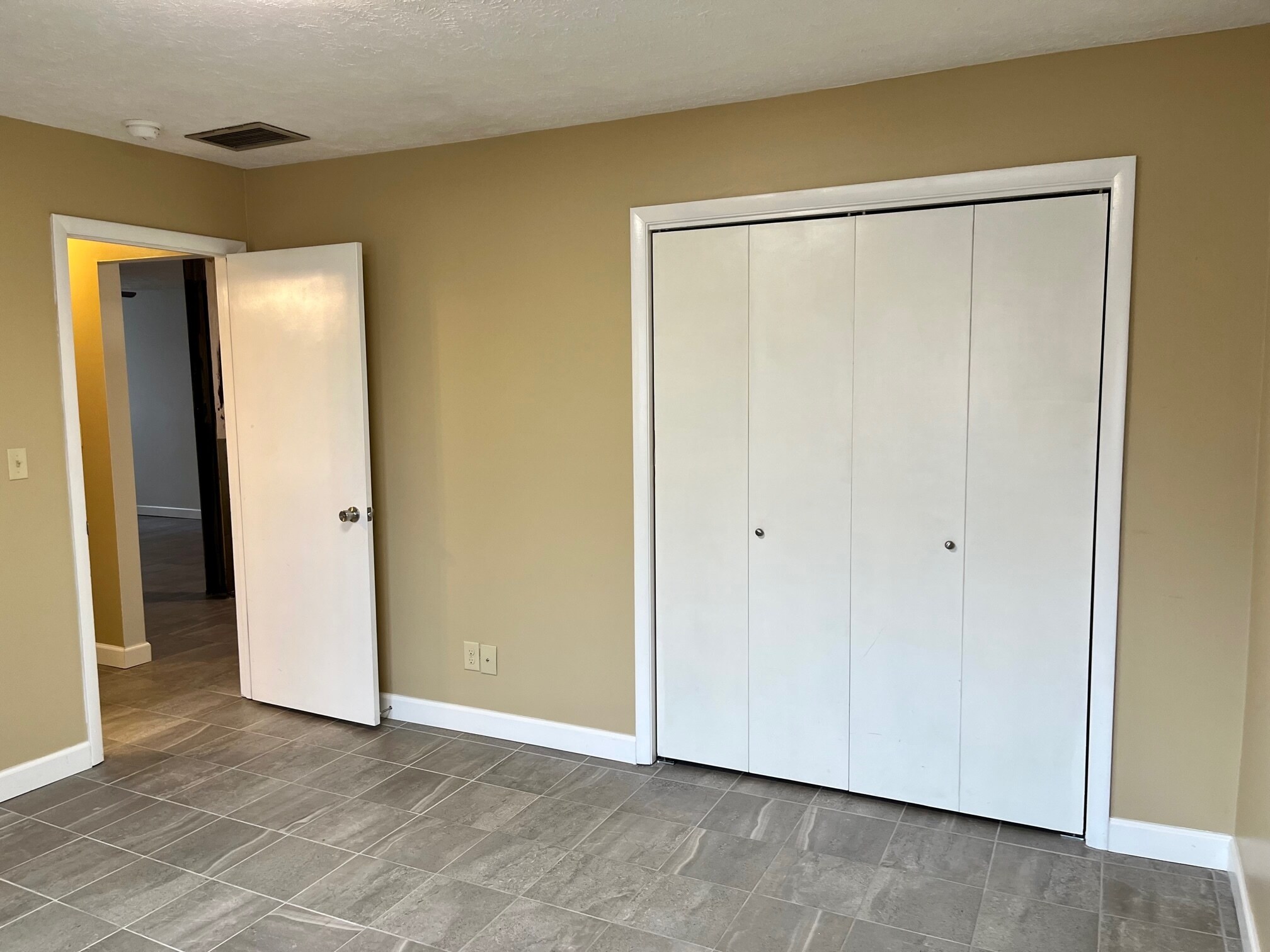 Building Photo - 302 E Grove St