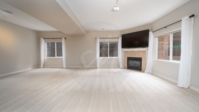 Building Photo - Gorgeous Rancher Located in University Bluffs