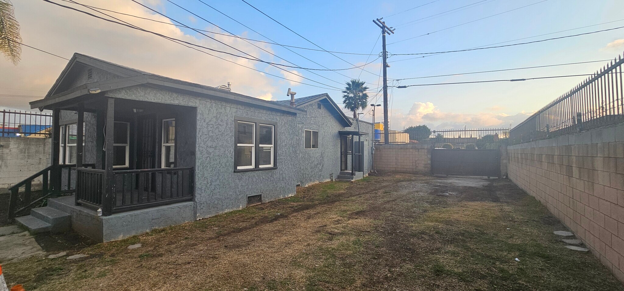 Building Photo - 522 W Florence Ave