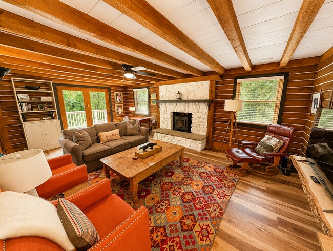 Building Photo - Black Mountain Cabin!