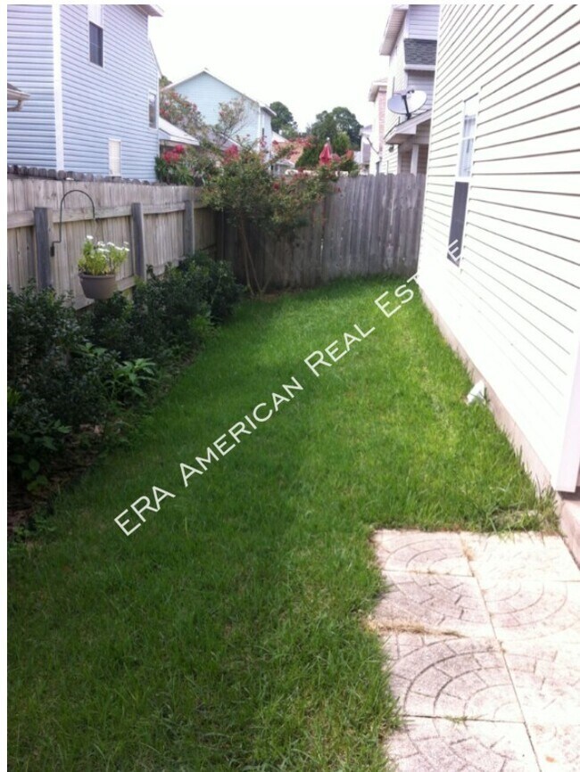 Building Photo - 136 Beach Dr