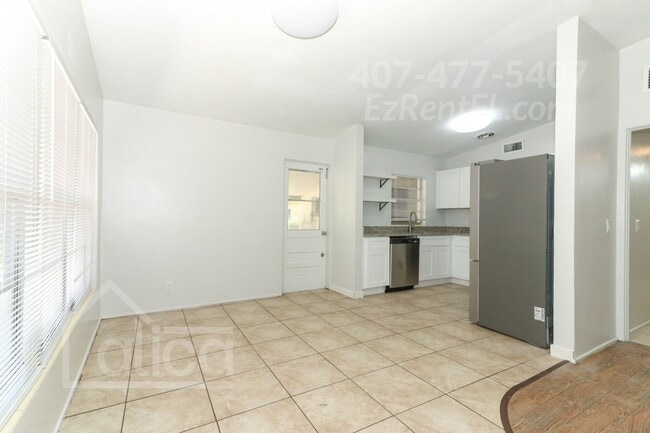 Building Photo - Charming 3/2 with Carport in Sanford