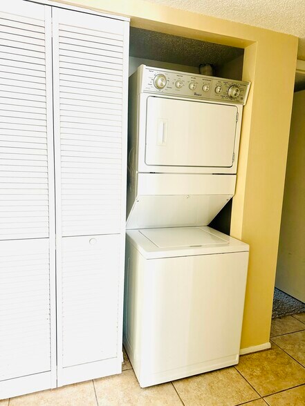 Building Photo - 2208 Bahia Vista St