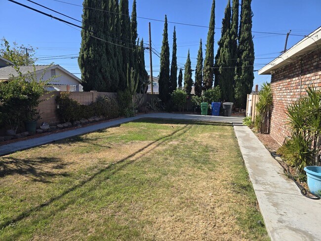 Building Photo - Single Family Home in Midway City for Rent