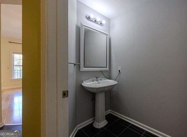 Building Photo - 3275 Lenox Rd NE