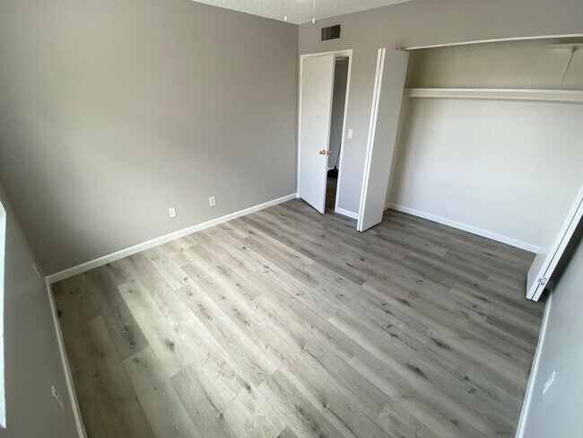Building Photo - 3 Bedroom 2.5 Townhouse with Brand New Kit...