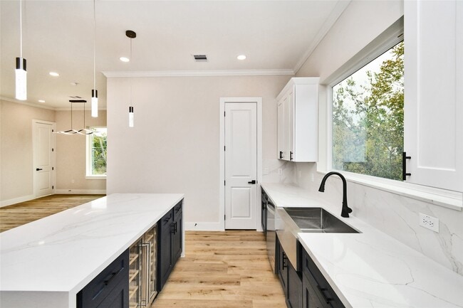 Building Photo - 3229 Tuam St