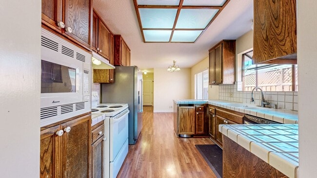 Building Photo - Well Maintain West Side Single Story 3 bedroom 2 bathroom home with 2 car garage