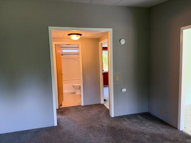 Building Photo - 3-bedroom 2 bath house in Springfield!