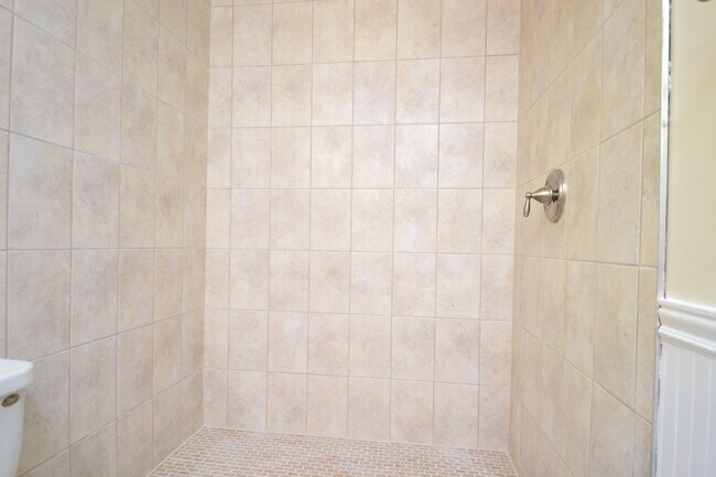 Building Photo - Gorgeous fully upgraded pool home in Ovied...