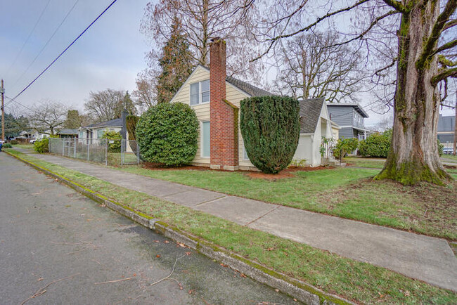 Building Photo - FOUR BEDROOM HOUSE IN CAMAS