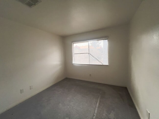 Building Photo - 2 Bed and 2 Bath Condo – Prime West Las Vegas Location!