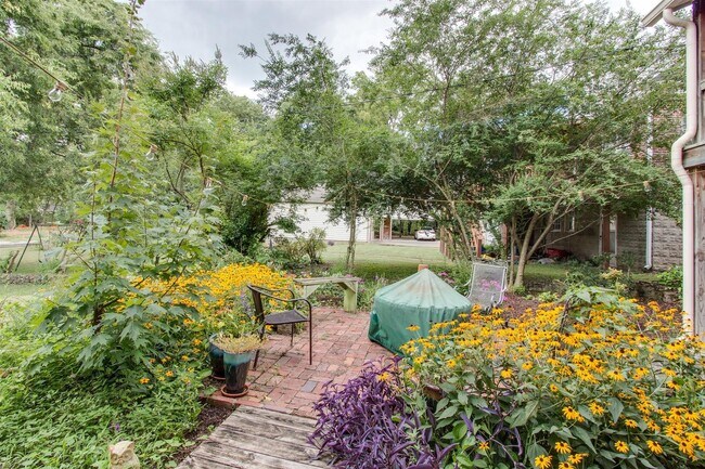 Building Photo - CHARMING RENOVATED TUDOR | WALK TO VANDERBILT & BELMONT