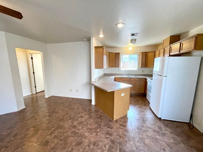 Building Photo - Cute 2 Bedroom Duplex with Garage!